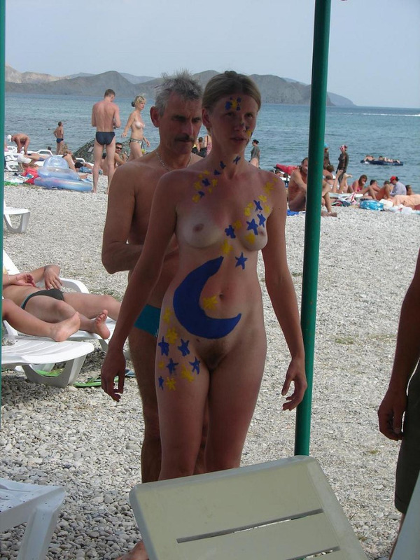 Подборка снимков разрисованных красоток на пляже - секс порно фото