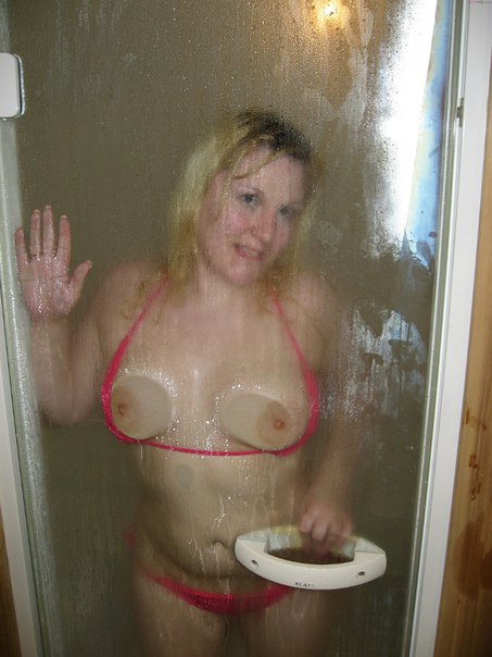 Муж фотографирует пышную блондинку в ванной - секс порно фото