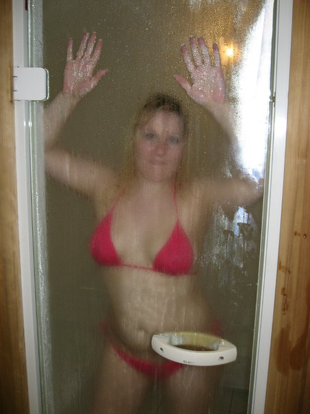 Муж фотографирует пышную блондинку в ванной - секс порно фото