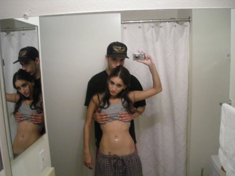 Молодая латинка показывает свои упругие формы делая селфи - секс порно фото