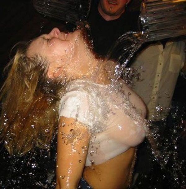 Подборка снимков красавиц с голыми сиськами на улице - секс порно фото