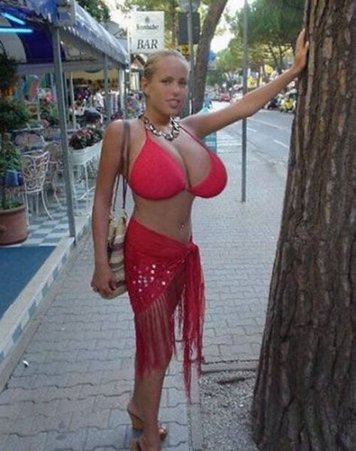 Подборка снимков красавиц с голыми сиськами на улице - секс порно фото
