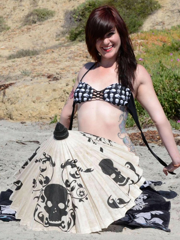 Бойфренд фотографирует татуированную подружку голой на пляже - секс порно фото