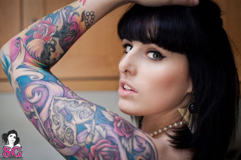 Татуированная молодая неформалка в чулках позирует голая на кухне - секс порно фото