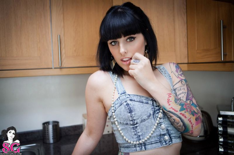 Татуированная молодая неформалка в чулках позирует голая на кухне - секс порно фото