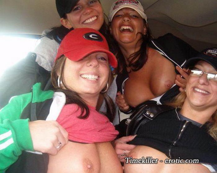 Девушки оголили свои упругие жопы перед камерой - секс порно фото