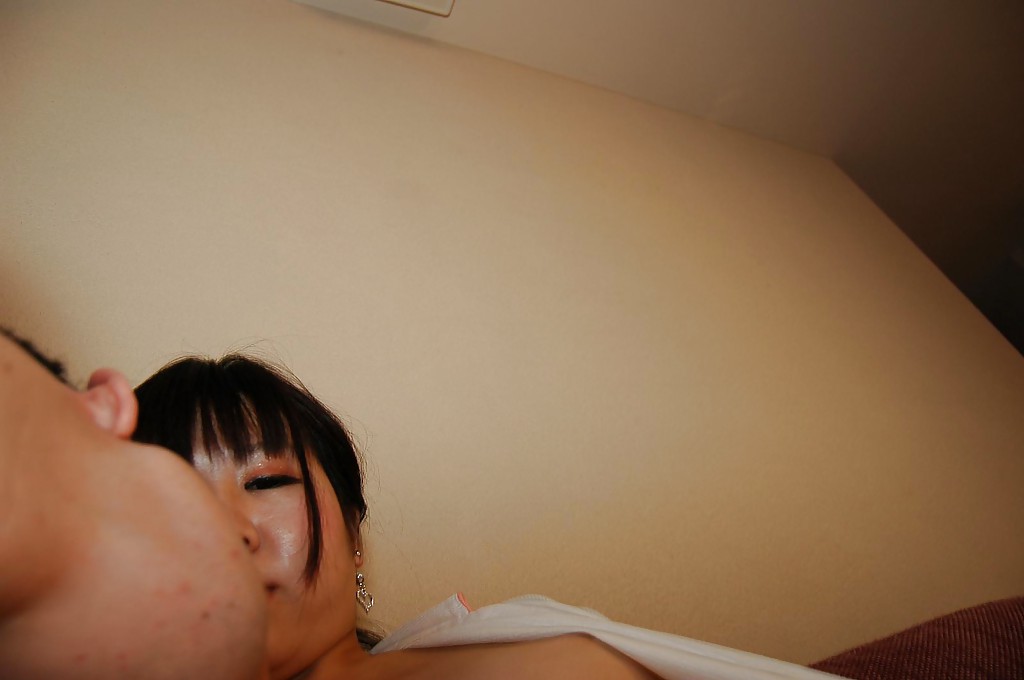 Азиатская девица с волосатой писькой нежно сосет и трахается в спальне - секс порно фото