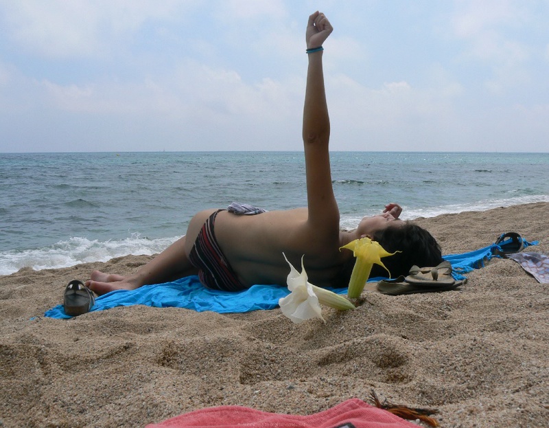 Прохожий фотографирует на пляже загорающих топлес туристок - секс порно фото