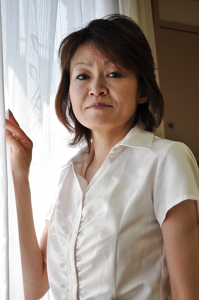 Японская мамаша Takako Kumagaya раздевается на диване - секс порно фото