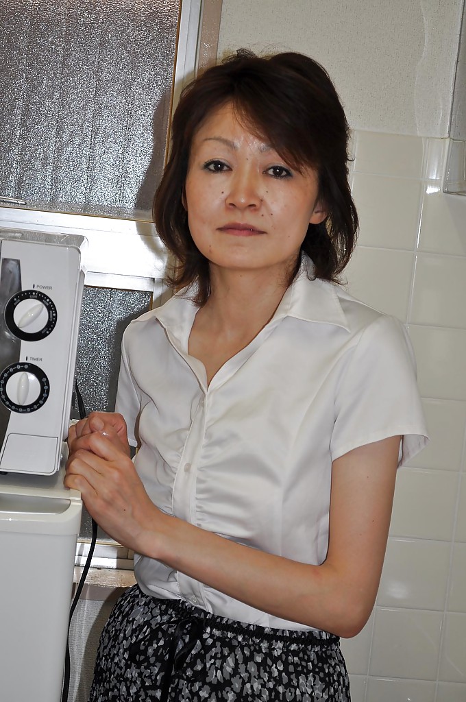 Японская мамаша Takako Kumagaya раздевается на диване - секс порно фото