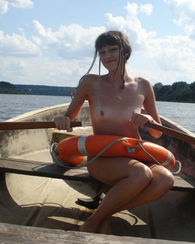 Молодая деваха с маленькими сиськами голая позирует на свежем воздухе - секс порно фото